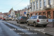 При этом, как сообщают очевидцы, на данное время трамвайные пути заблокированы припаркованным автотранспортом