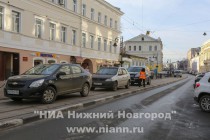Трамвайные пути заблокированы припаркованным автотранспортом практически на всей ул. Рождественской
