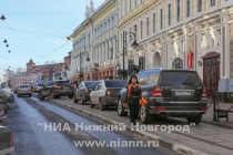 Водитель трамвая пытается найти хозяев брошенных автомобилей