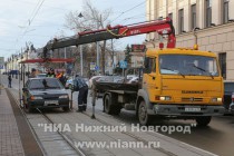 Эвакуаторы увозят припаркованные на трамвайных путях автомобили