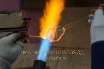 В цехе стеклодувов на фабрике елочных игрушек  Ариель