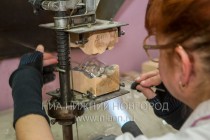 В цехе стеклодувов на фабрике елочных игрушек  Ариель