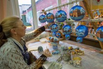 Художник расписывает шар на фабрике елочных игрушек  Ариель