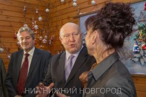 Генеральный директор фабрики Ариель Аркадий Гаранов, губернатор Нижегородской области Валерий  Шанцев и замдиректора фабрики Елена Терсинских