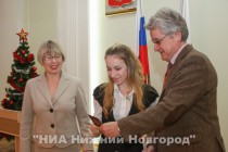 Паспорта юным нижегородцам вручают заместитель главы администрации Нижнего Новгорода Татьяна Беспалова и президент НГЛУ им. Н.А. Добролюбова Геннадий Рябов