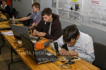 Участники фестиваля за спаиванием микросхем