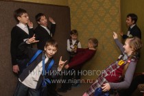 Участники фестиваля в комнате под наклоном интерактивного музея занимательных наук Кварки