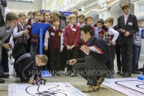 Роботы проходят по заданной дистанции, определяя нужное направление по датчикам движения