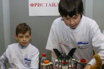 Ученик нижегородского лицея №165 презентует созданную им роботизированную кормушку для кошки