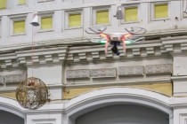 Презентационный полет оснащенного видеокамерой квадрокоптера