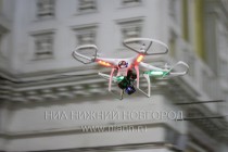 Презентационный полет оснащенного видеокамерой квадрокоптера