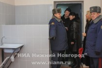 Виктор Дежуров (на первом плане) в ходе осмотра камеры предварительного заключения