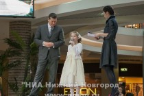 Каждый год дети пишут письмо Деду Морозу с конкретной просьбой, родители приносят это письмо к Дереву желаний, а глава города берет на себя роль Деда Мороза и выполняет все то, что написано в детских письмах.