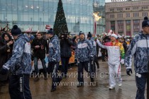 Первым факелоносцем, кому был передан огонь, стал Олимпийский чемпион по хоккею Александр Скворцов
