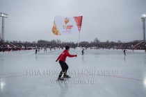 Всех пришедших на стадион Труд поприветствовать огонь ожидало выступление творческих коллективов и показательные выступления спортсменов на льду
