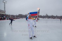 На стадионе Труд круг почета с факелом совершил мастер спорта по конькобежному спорту, заслуженный работник физической культуры России Юрий Круглов