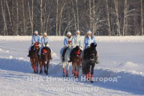 Показательные выступления снегоурочек на верховых лошадях
