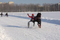 Костер под управлением наездника II категории Николая  Жукова финиширует и занимает 1 место