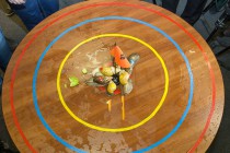 Участники забега готовы к старту - они должны добежать до края стола