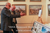 Председатель конкурсной комиссии, главный архитектор Нижнего Новгорода Виктор Быков демонстрирует экспертам проекты