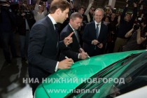 Министр промышленности и торговли РФ Денис Мантуров, генеральный директор корпорации Русские машины Айбек Манфред, президент Группы ГАЗ Вадим Сорокин (слева направо) оставили автографы на капоте первого серийного автобуса ГАЗель NEXT