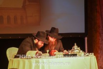 Главный раввин Нижнего Новгорода Шимон Бергман пишет одну из последних букв в новом свитке Торы