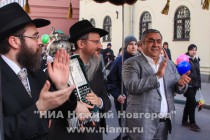 Торжественное шествие с новым свитком Торы