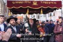 Торжественное шествие с новым свитком Торы