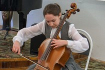 Виолончелистка открывает программу Известные нижегородцы о любимых книгах детства