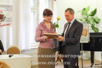 Министр культуры Нижегородской области Сергей Горин вручает активистам награды