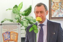 Министр культуры Нижегородской области Сергей Горин вручает активистам награды