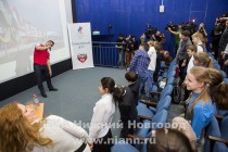 Многократный призер Олимпийских игр по санному спорту Альберт Демченко проводит с учениками спортивную разминку