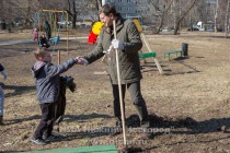 Главе города помогали наводить чистоту в сквере юные нижегородцы
