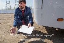 Представитель завода Нефаз демонстрирует экологичность нового автобуса