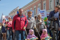 Шествие Первомайской колонны по улице Большая Покровская в Нижнем Новгороде