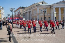 Шествие Первомайской колонны по улице Большая Покровская в Нижнем Новгороде