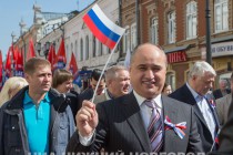 Шествие Первомайской колонны по улице Большая Покровская в Нижнем Новгороде