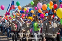 Шествие Первомайской колонны по улице Большая Покровская в Нижнем Новгороде
