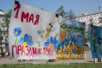 Шествие Первомайской колонны по улице Большая Покровская в Нижнем Новгороде