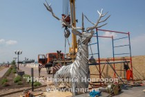 Венгерский скульптор Габор Миклош Жоке начал сборку скульптуры Оленя в Нижнем Новгороде 6 июня