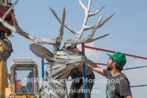 Венгерский скульптор Габор Миклош Жоке начал сборку скульптуры Оленя в Нижнем Новгороде 6 июня