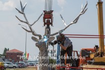 Венгерский скульптор Габор Миклош Жоке начал сборку скульптуры Оленя в Нижнем Новгороде 6 июня