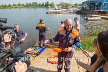 Сотрудники МЧС рассказали и показали наглядно, как пользоваться самым известным средством спасения людей – спасательным кругом, а также рассказали о методе спасения с помощью приспособления с мало кому известным названием – конец Александрова.