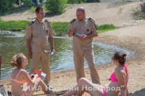 Сотрудники ГИМС, совместно с сотрудниками Приволжского регионального центра, раздали горожанам листовки-памятки о правилах поведения на воде