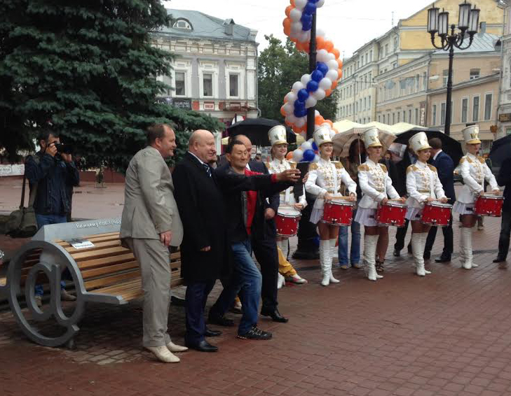 Арт-объект Скамейка блогеров открылся на площади Театральной в Нижнем Новгороде 12 июня