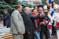 Арт-объект Скамейка блогеров открылся на площади Театральной в Нижнем Новгороде