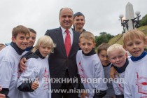 Глава администрации Нижнего Новгорода Олег Кондрашов с участниками детского забега