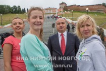 Глава администрации Нижнего Новгорода Олег Кондрашов с участницами женского забега