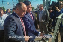 Владимир Колушов знакомит с планом ремонтных работ Олега Кондрашова