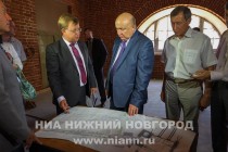 Генеральный директор фирмы-генподрядчика по исполнению реставрационных работ ЗАО СУ-77 Владимир Молоканов знакомит Валерия Шанцева с планом реконструкции
